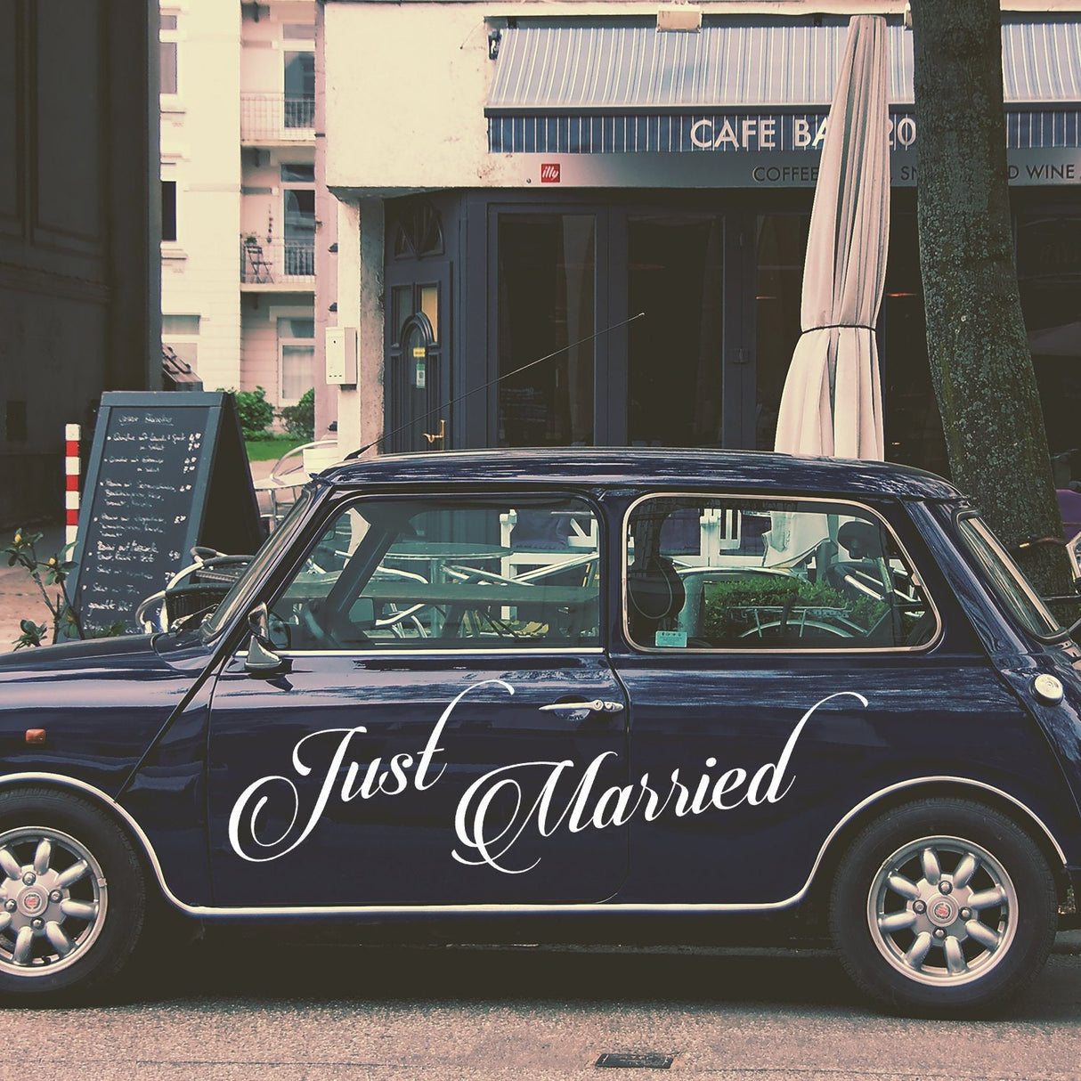 Äsja abiellunud auto vinüülist pulmakleebis – aknaklaasi kingi kaunistuspulga tsitaat sõiduki kleebis