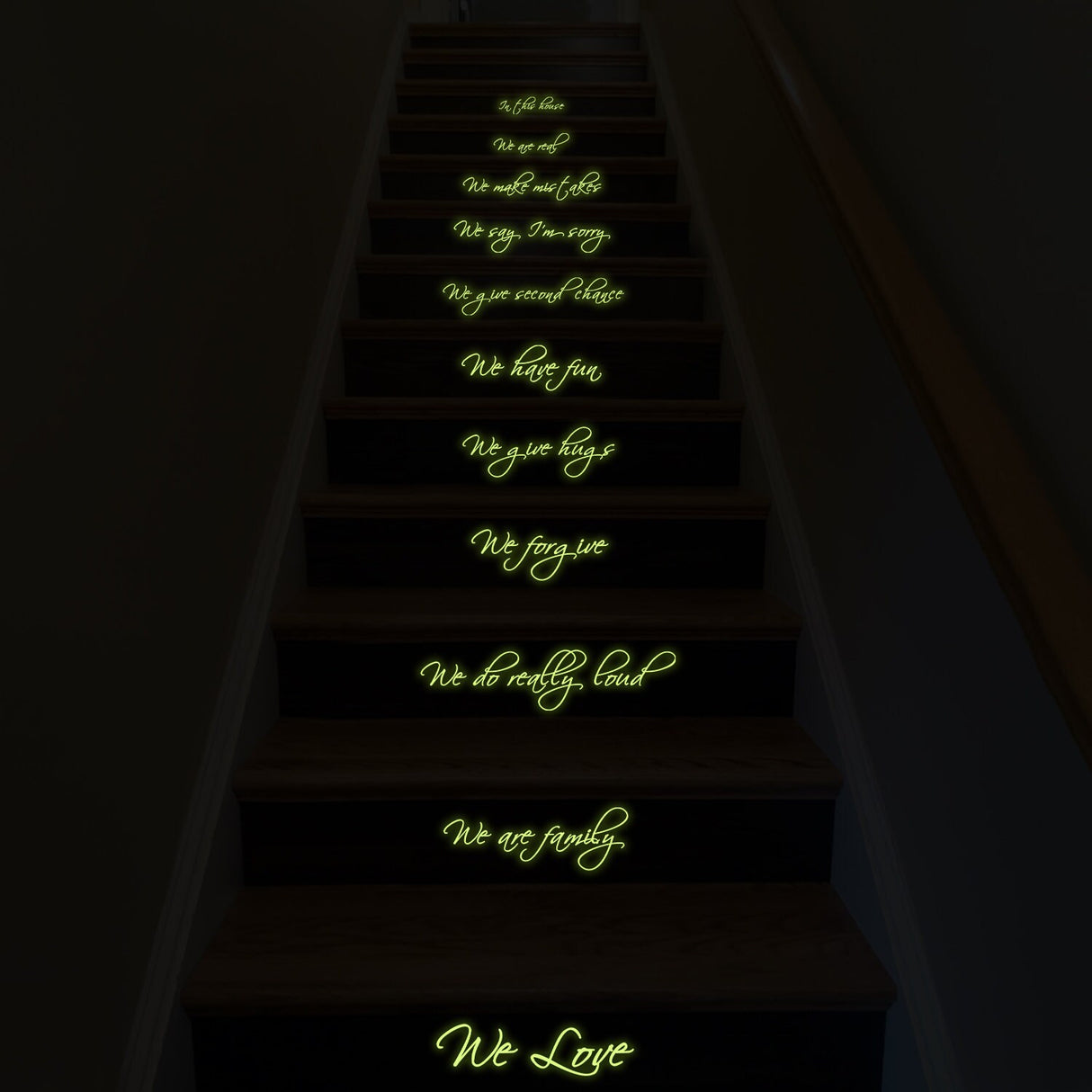 In This House Family Glow In Dark Quote Stair Kleebis – Night Glowing We Do And Home Rule Vinüülkleebis