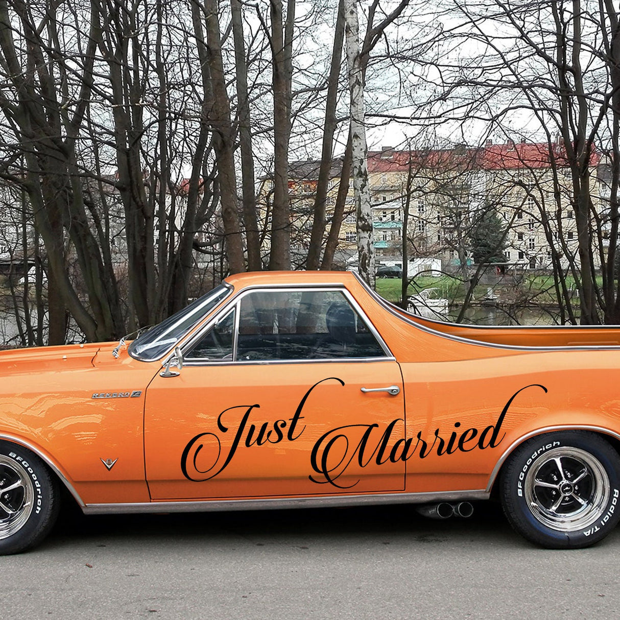 Äsja abiellunud auto vinüülist pulmakleebis – aknaklaasi kingi kaunistuspulga tsitaat sõiduki kleebis