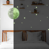 Pimedas helendav täiskuu ja tähega seinakleebis – magamistoa laekaunistus suur helendav kleebis