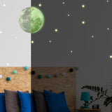 Pimedas helendav täiskuu ja tähega seinakleebis – magamistoa laekaunistus suur helendav kleebis