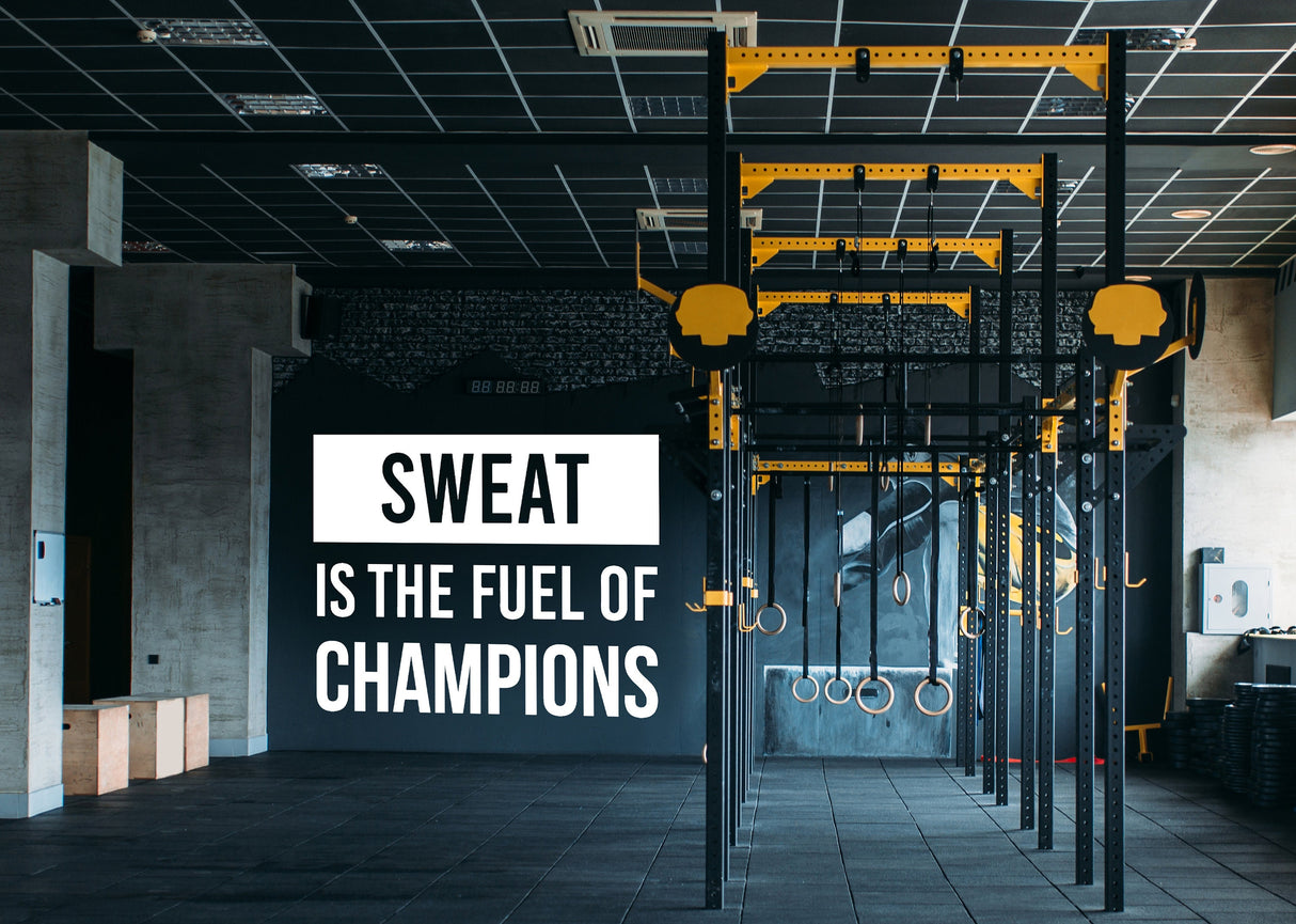 Jõusaalitsitaadi seinakleebis – Sweat on Fuel Fitnessi treeningu motivatsioonikleebis